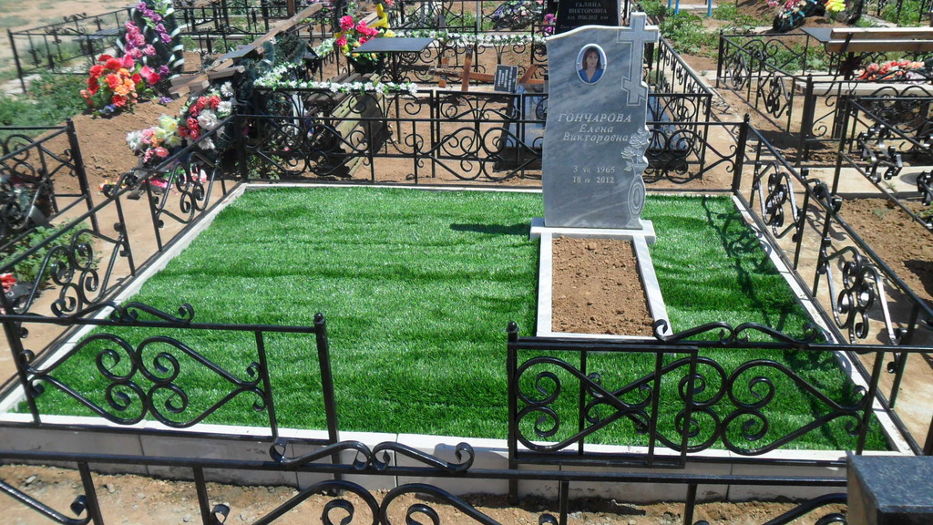 Трава для могилы не требующая ухода. Искусственный газон на могилу. Искусственный газон на кладбище. Благоустройство могил искусственным газоном. Искусственная трава для кладбища.